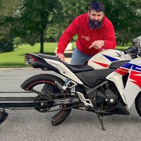 Surrealista: Este youtuber ha partido la rueda de su Honda CBR250R a la mitad... Y funciona