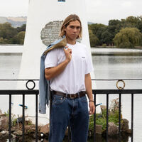 Estas son las camisetas de Levi's que combinan con todo y además tienen un 50% de descuento (y un 10% adicional)