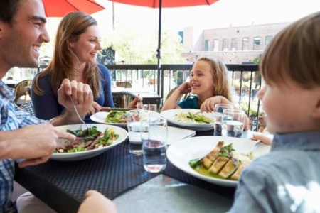 Por qué el 'menú infantil' de los restaurantes no es una buena idea