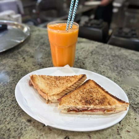 Sandwich De Queso Bacon Y Un Zumo De Papaya Y Naranja