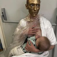 La llamativa imagen viral de una modelo amamantando a su bebé que normaliza la lactancia materna 