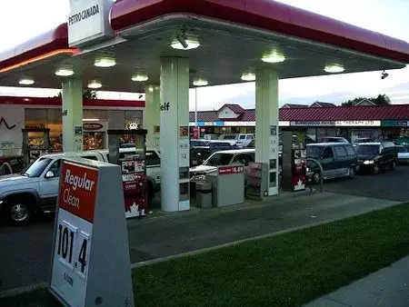 Mire la cotización del barril de Brent antes de echar gasolina