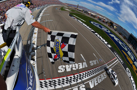 Dale Earnhardt Jr le entrega la victoria a Brad Keselowski en Las Vegas