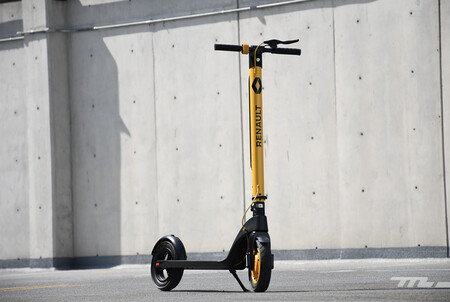 Probamos el scooter eléctrico de Renault, ¿juguete o solución real de movilidad?