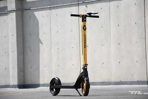 Probamos el scooter eléctrico de Renault, ¿juguete o solución real de movilidad?
