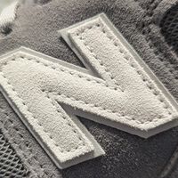 El Corte Inglés tumba el precio de las zapatillas New Balance con diseño clásico ideales para uso diario