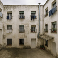 La Comunidad lo denunció por modificar un patio, poner un tejadillo y hasta una chimenea: asombrosamente, les toca pagar