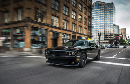 El Dodge Challenger adelanta en ventas al nuevo Chevrolet Camaro en los últimos tres meses