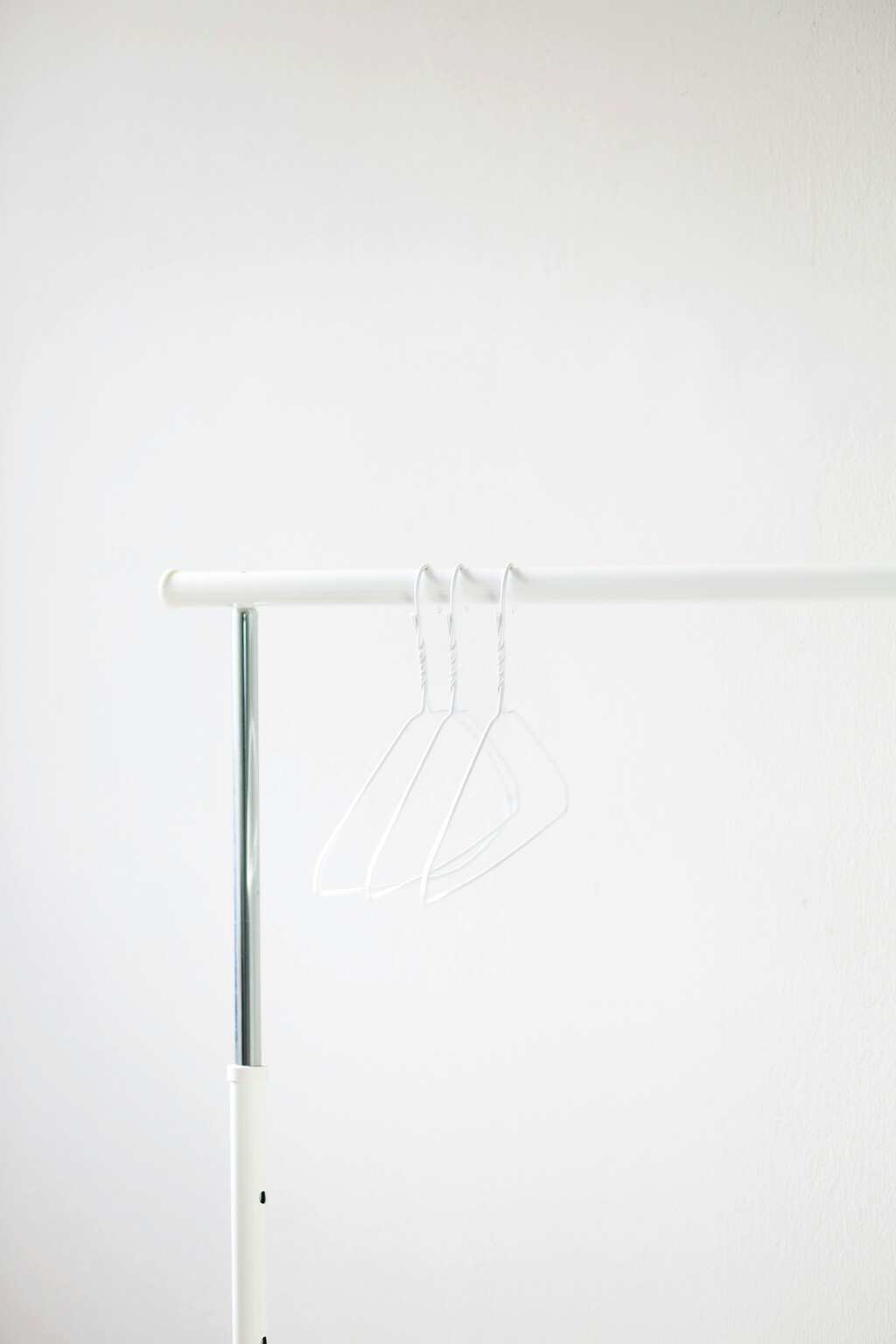 La ingeniosa idea para tener un amplio vestidor en casa sin obras ni taladros para pisos alargados y estrechos