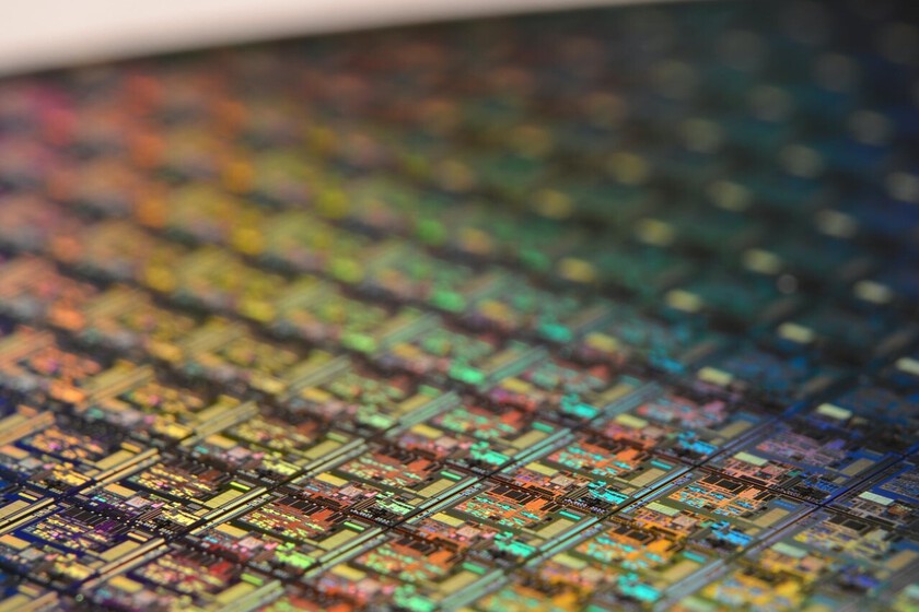 Móviles con baterías que duran una semana: IBM y Samsung prometen un avance nunca visto en el diseño de los transistores