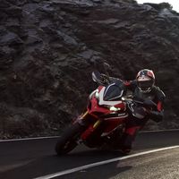 Curvas infinitas, derrapadas y rodilla al suelo: así de cañera viene la Ducati Multistrada 1260 Pikes Peak