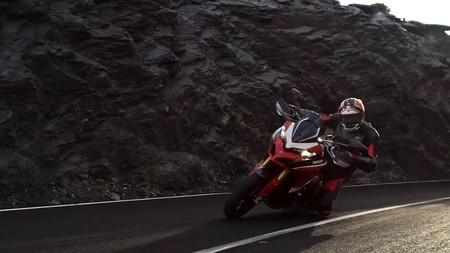 Curvas infinitas, derrapadas y rodilla al suelo: así de cañera viene la Ducati Multistrada 1260 Pikes Peak
