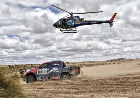 Nani Roma con el Toyota Hilux V8 4x4