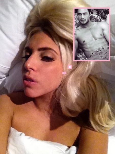 Un <em>little monster</em> regala un consolador a Lady Gaga, un detalle fino, fino...