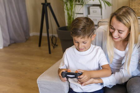 Madre E Hijo Jugando Con Un Gamepad