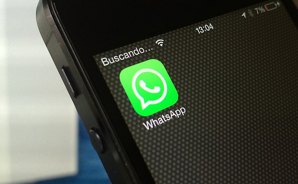 Acabo de descubrir que al deslizar hacia abajo en WhatsApp se activa una función muy útil para filtrar mensajes  