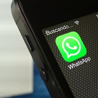 Acabo de descubrir que al deslizar hacia abajo en WhatsApp se activa una función muy útil para filtrar mensajes  
