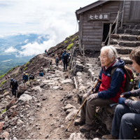 Idosa de 99 anos subia a trilha no monte Fuji com uma amiga quando sofreu uma queda, sentiu fortes dores na lombar e no quadril, precisou passar a noite em uma cabana de refúgio a mais de 3 mil metros de altitude 
