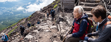 Idosa de 99 anos subia a trilha no monte Fuji com uma amiga quando sofreu uma queda, sentiu fortes dores na lombar e no quadril, precisou passar a noite em uma cabana de refúgio a mais de 3 mil metros de altitude 