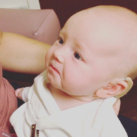 El emotivo momento en el que una bebé sorda escucha por primera vez un "te quiero" de su madre