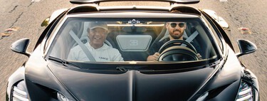 Recibió su Bugatti Mistral de cinco millones y su barco pesquero de 15 metros el mismo día. Y los puso a competir gracias a la policía