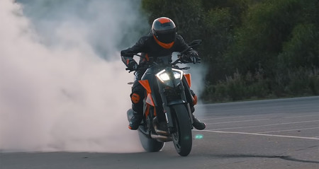 La bestial KTM 1290 Super Duke R saca las garras en este vídeo pasando del circuito a la calle