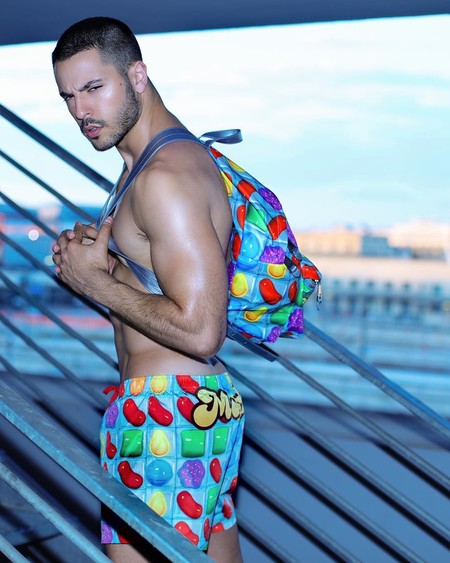 Tu verano se convierte en una experiencia pop con la colección Candy Crush de Moschino