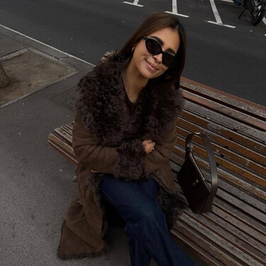 Zara triunfa con los abrigos de entretiempo que vuelven cada otoño: color marrón chocolate, bonitos y muy versátiles