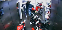 Intentan robar dos Ducati 1199 Panigale de día en concesionario, el colmo