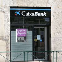 Despiden a la directora de una oficina de CaixaBank que cobraba 7.345 euros al mes por irse a la peluquería en horario laboral 