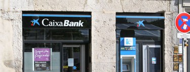 Despiden a la directora de una oficina de CaixaBank que cobraba 7.345 euros al mes por irse a la peluquería en horario laboral 