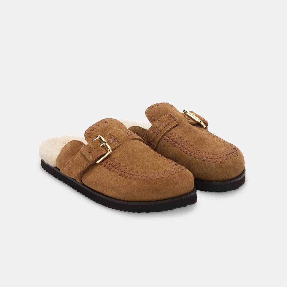 Zuecos de piel con detalle de borrego de Stella Rittwagen

