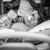 La impresionante secuencia de fotos de una recién nacida reptando hasta el pecho de su madre