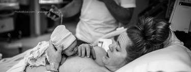 La impresionante secuencia de fotos de una recién nacida reptando hasta el pecho de su madre