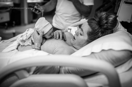 La impresionante secuencia de fotos de una recién nacida reptando hasta el pecho de su madre