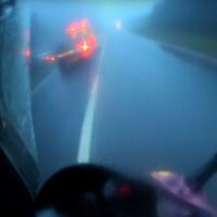A la cárcel por adelantar con lluvia y provocar un accidente que hizo perder la pierna a un motero, que lo grabó en vídeo 