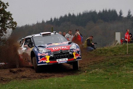 Rally de Gales 2011: Sébastien Ogier abandona y Loeb líder tras la primera etapa
