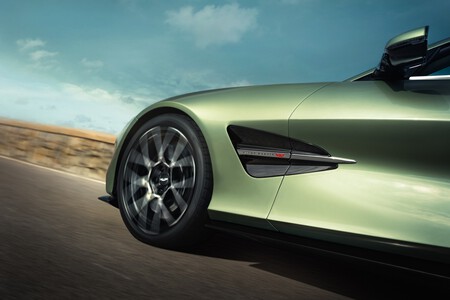 Aston Martin Vanquish Volante 2025
