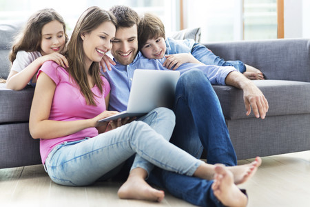 Familia Usando Computadora