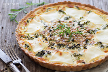 Quiché de brócoli con ajetes, queso fresco y piñones. 