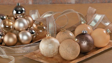 Crea coronas, centros de mesas y marcos con todas las esferas que te sobraron de otros años o se quedaron ‘huérfanas’