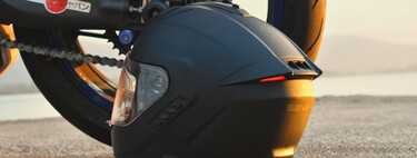 Probamos el Sena Phanthom: el casco con intercom integrado, luces y alerón con Harman Kardon que se escucha como una discoteca