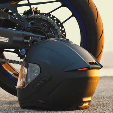 Probamos el Sena Phanthom: el casco con intercom integrado, luces y alerón con Harman Kardon que se escucha como una discoteca