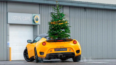 Lotus se marca una gymkhana navideña con un Evora GT410 Sport, mucho gas y un árbol