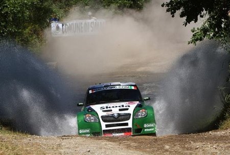 Juho Hänninen sigue aprovechando los fallos de Kris Meeke y gana en Cerdeña