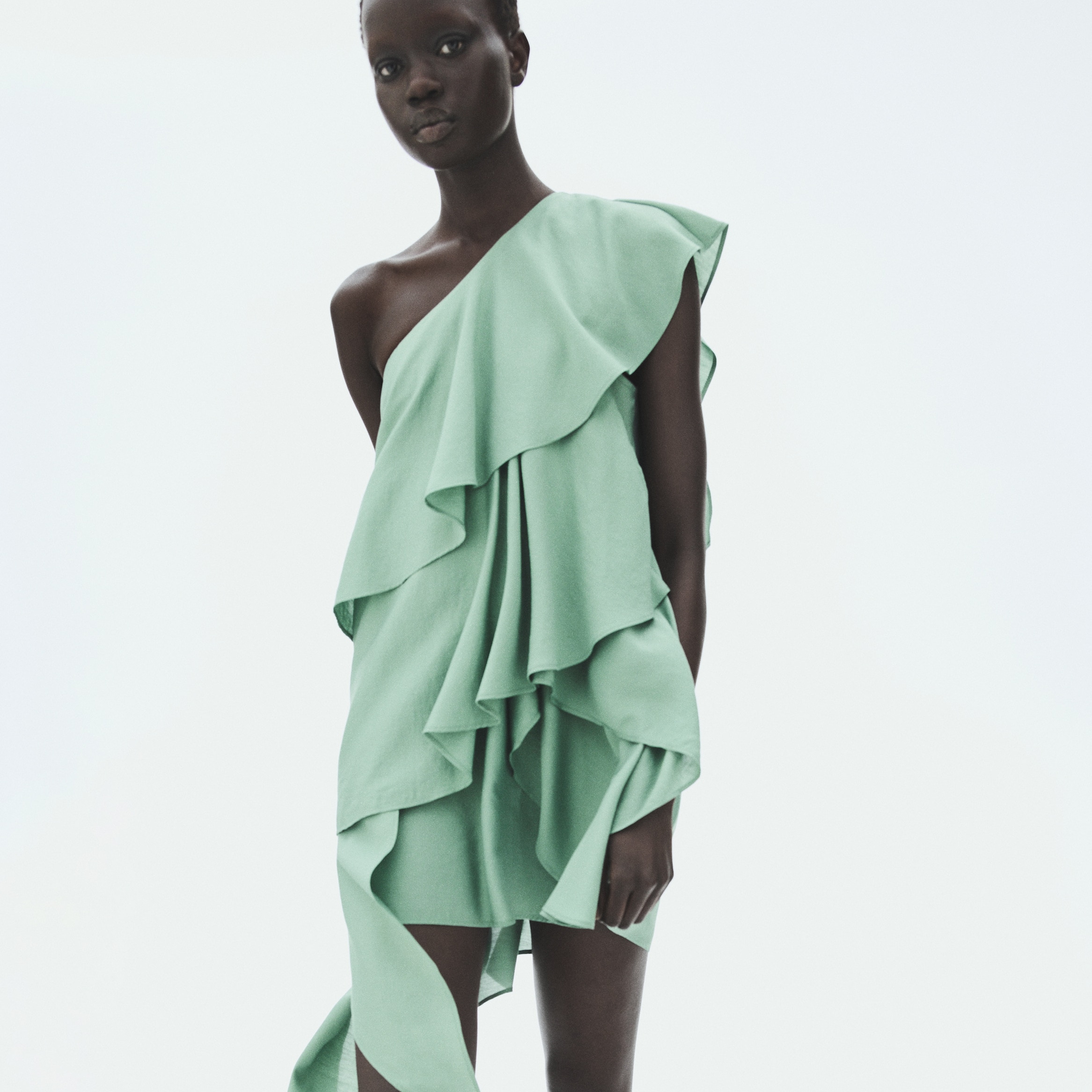 Vestido de un hombro con volantes