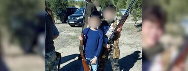 Posando con una escopeta con solo 9 años: la imagen del hijo de un famoso que ha dejado a muchos con la boca abierta (y no es Froilán)