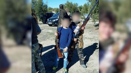 Posando con una escopeta con solo 9 años: la imagen del hijo de un famoso que ha dejado a muchos con la boca abierta (y no es Froilán)