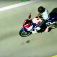 El cabezabuque tiene que usar el smartphone en marcha, pero la culpa es de las redes sociales 