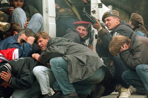 Soldado bósnio reage a ataque de atiradores contra civis em Sarajevo. Créditos: AFP